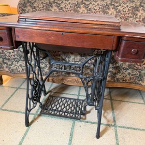 Lote siguiente: Máquina de Coser Singer Antigua con Mueble de Madera y Hierro Forjado