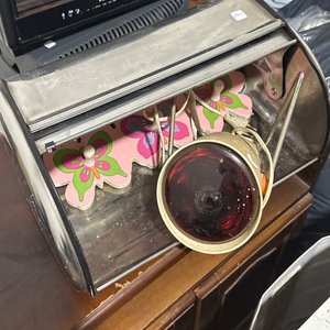 Lote siguiente: Lámpara Decorativa y Panera Metálica