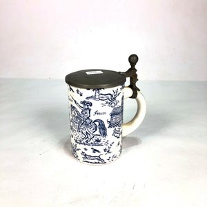Lote siguiente: Jarra de Cerveza Vintage con Tapa de Metal y Diseño Azul y Blanco