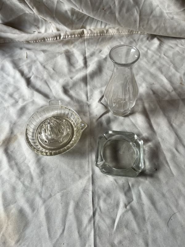 Lote siguiente: Juguera, cenicero y florero de vidrio en cristal transparente