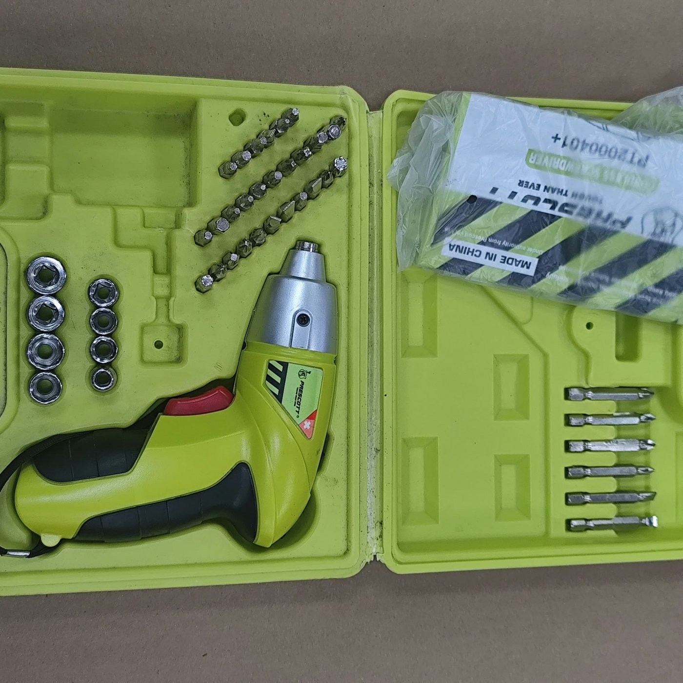 Atornillador a Batería con Juego de Puntas y Tubos en Maletín
