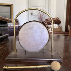 Gong Chino Decorativo en Bronce o Latón con Soporte de Madera y Mazo - imagen 4