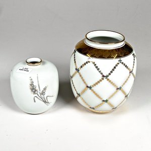Lote siguiente: Dos Floreros de Porcelana Alemana Arzberg Decorados con Mariposas y Flores