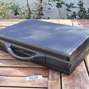 Lote anterior: Maletín Ejecutivo rígido color negro, con manija y herrajes; interior con compartimentos - Con detalles de uso