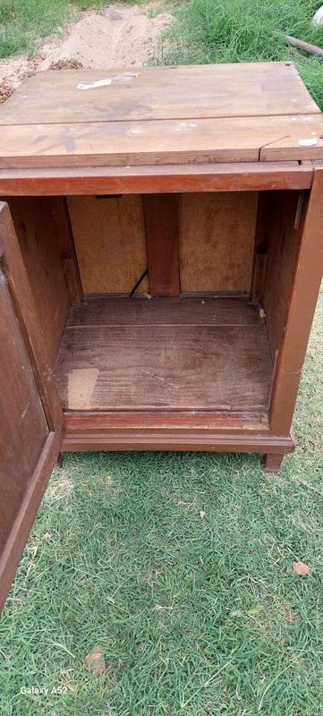 Mesa de noche con puerta en buen estado - imagen 4