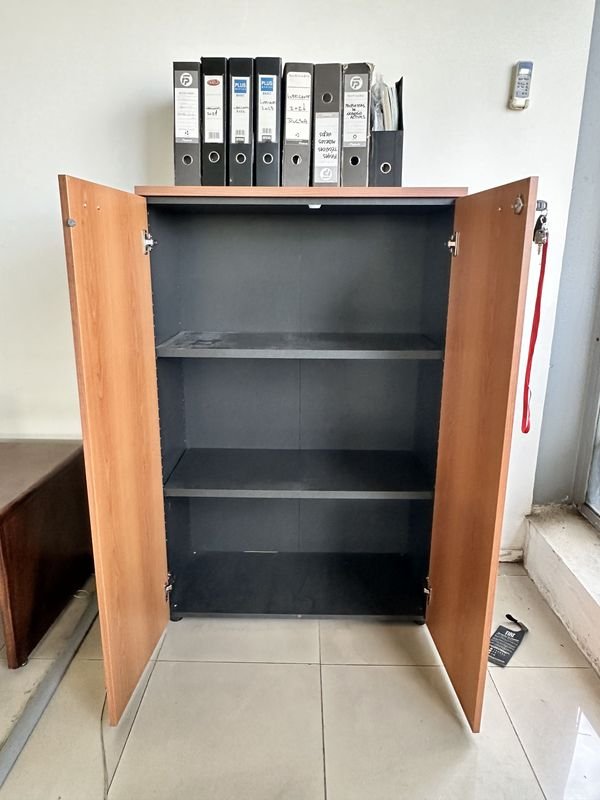 Armario con puertas de madera y accesorios - imagen 2