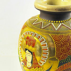 Florero Oriental de Porcelana con Figura y Diseño Intrincado - imagen 3