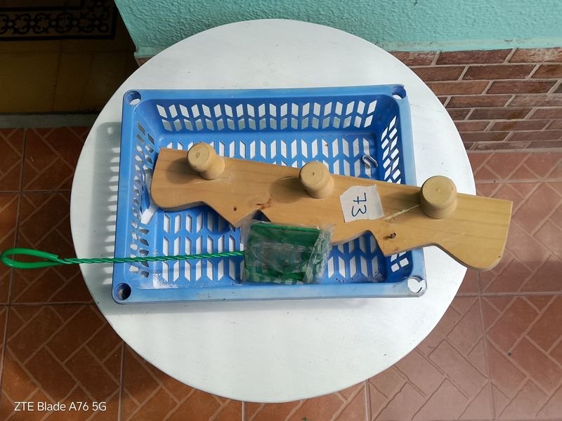 Lote siguiente: Perchero y más con botella