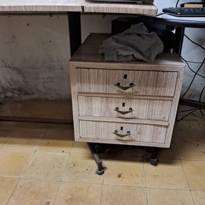 Lote de 2 escritorios de madera y hierro con cajoneras - imagen 4