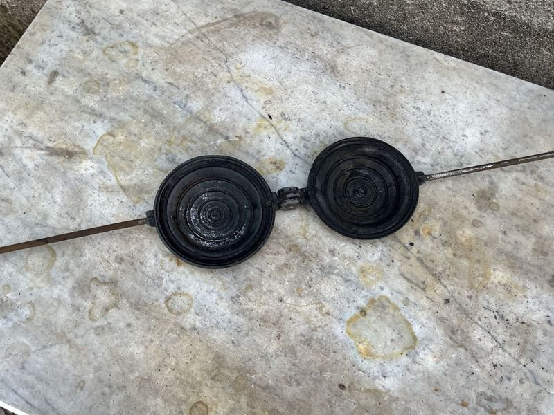 Antigua tostadora de aluminio y madera para cocina - imagen 4