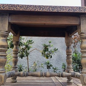 Mesa auxiliar Rústica  de estilo Jacobino rustico de madera noble con patas y travesaños torneadas - la  tapa rectangular decorada con patrones geométricos o animal print con un panel central con  azulejos  con detalles - Medidas 42,50 cm x 57 cm x 47 cm Alto / Con detalles de Tiempo y Uso - imagen 9