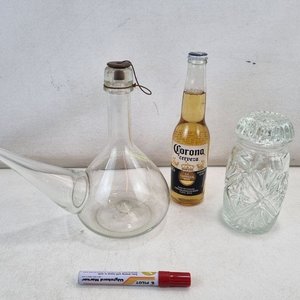 Lote siguiente: Set de 2 Piezas de Vidrio: Botellón Vertedor Tipo Porrón con Tapón y Pote Labrado con Tapa