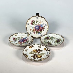 Lote siguiente: Cuatro Platos de Porcelana Bavaria con Flores y Borde Dorado