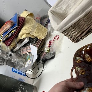 Lote Variado: Canasta Mimbre, Platos Blancos, Reloj Pared, Bandejas Loza, Corazón Luz y Más - imagen 9