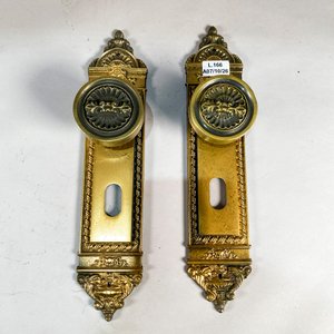 Par de Pestillos Antiguos de Bronce con Placa Decorada - imagen 1