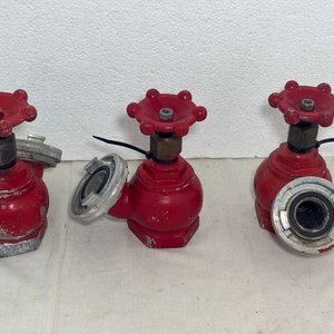 Lote de 3 Llaves de Paso y Grifería Industrial Rojas - imagen 4