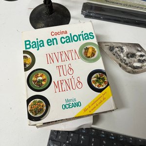 Lote de 10 piezas: cuadros decorativos, termo, jarra, teclado y más - imagen 7