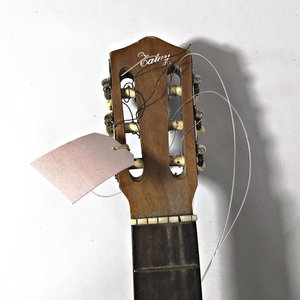 Guitarra Acústica de Seis Cuerdas con Avería - imagen 4