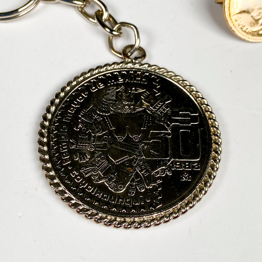 Cuatro piezas de llaveros y medallas - imagen 2