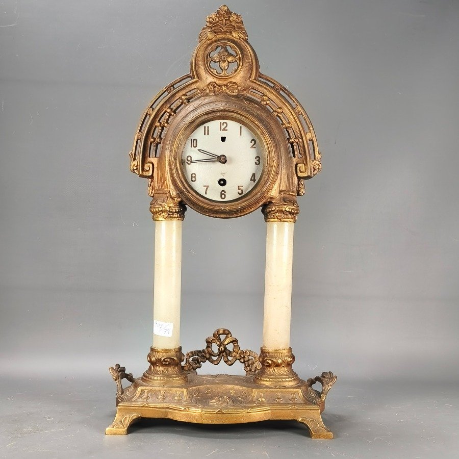 Relojes de Sobremesa Antiguos Francés con Estructura Ornamental y Columnas en Alabastro - imagen 3