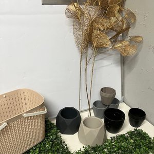 Canasto Plástico Beige con 7 Macetas Geométricas y Flores Artificiales Doradas - imagen 9