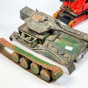 Lote de 3 Juguetes Antiguos de Chapa: Tanque, Retroexcavadora y Coche - imagen 4