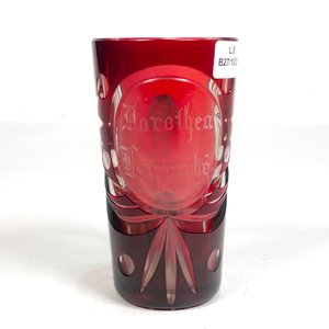 Vaso de Cristal Tallado Rojo con Asa y Grabado - imagen 3