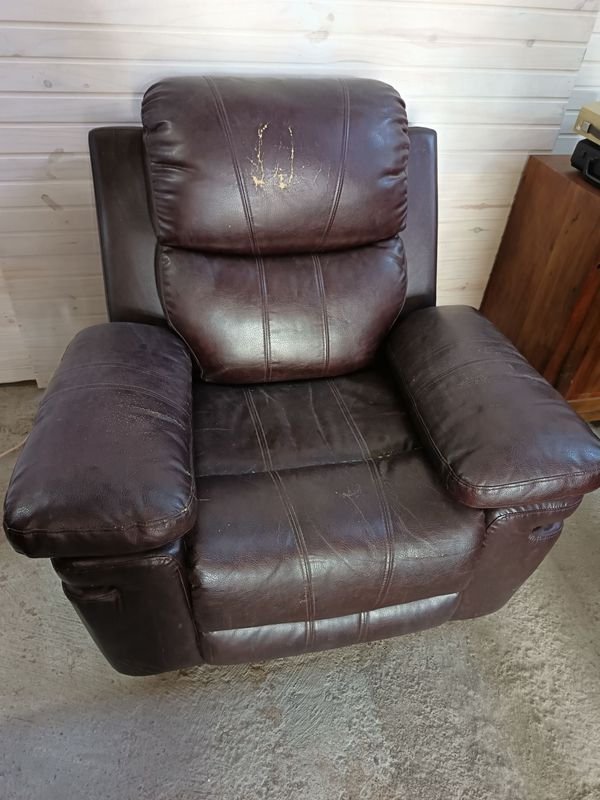 Sillón Reclinable y Mecedor de Cuero Marrón Oscuro