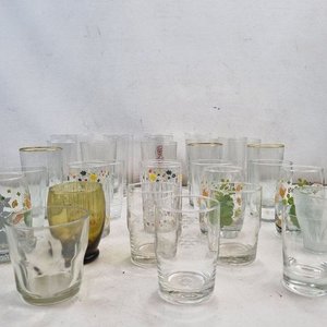 Lote de 33 Vasos Surtidos con Decoraciones Variadas - imagen 4