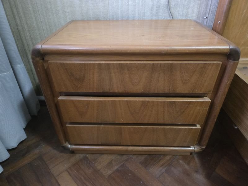 Mesa de luz para hogar con tres cajones - imagen 2