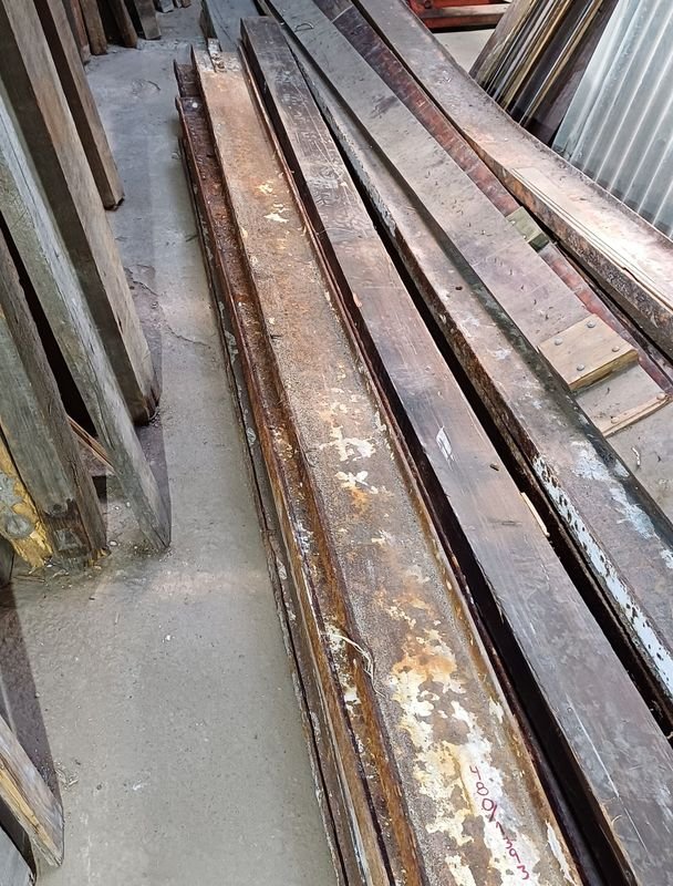 Vigas de madera y barras metálicas para construcción - imagen 5