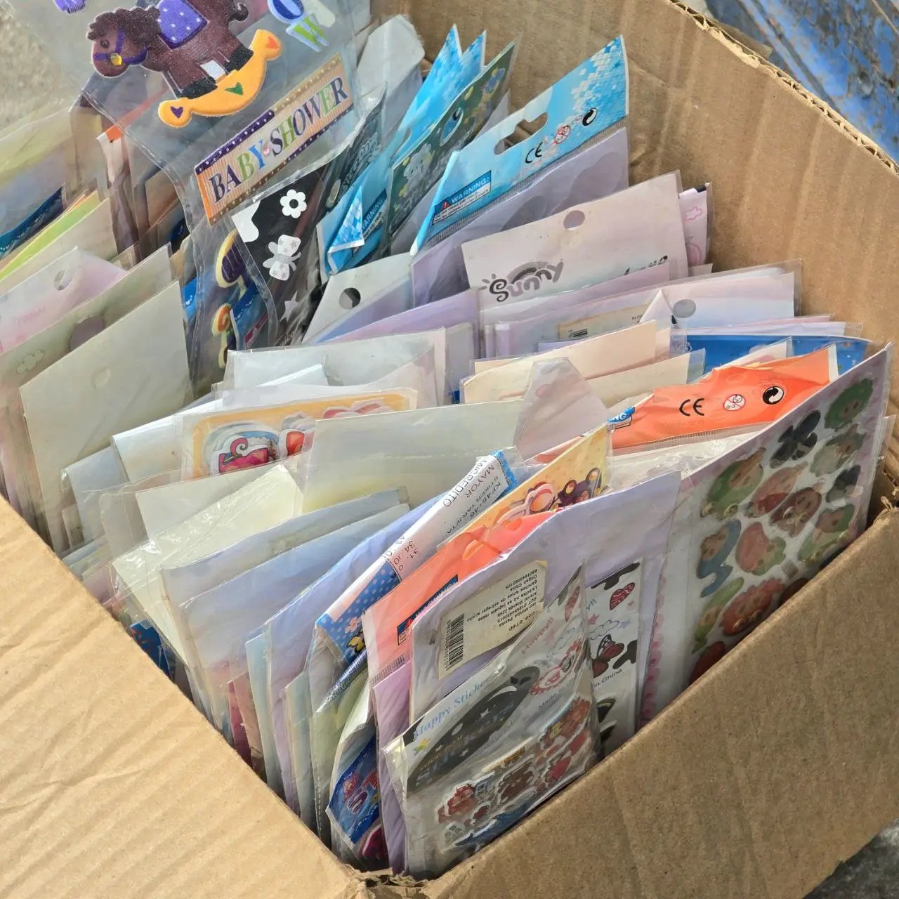 Lote anterior: Caja con cientos de blister con stickers