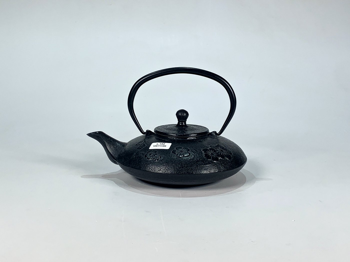 Tetera de Hierro Fundido Negra con Decoración Floral y Colador