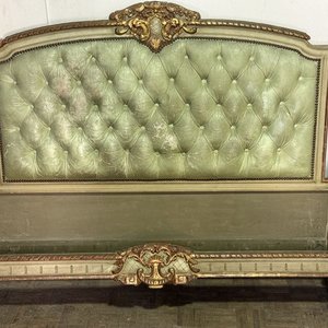 Cama Clásica Estilo Luis XV con Tapizado Capitoné Verde - imagen 2