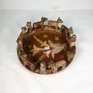 Centro de Cerámica Tallada con Animales y Figuras Humanas - imagen 4