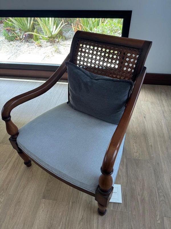 Butacas con asiento tapizados y respaldo esterillado