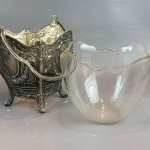 Lote siguiente: Jardinera Antigua de Metal Plateado con Interior de Cristal
