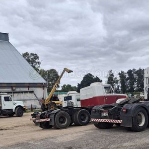 Lote siguiente: Camiones Tractores y Volquete de Carga Pesada