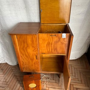 Mueble Antiguo con Tocadiscos y Discos de Pasta - imagen 2