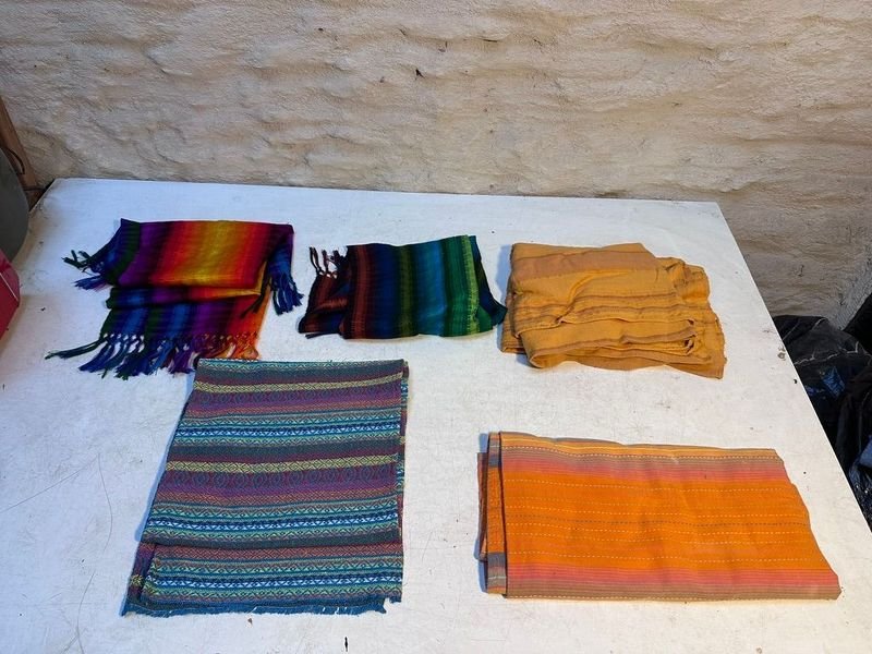 Lote de Manteles y Camineros Tejidos de Colores Vivos