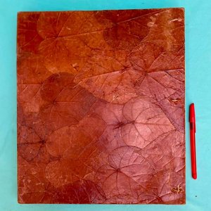 álbum artesanal con una cubierta rústica de color marrón, decorada con texturas que parecen hojas secas. Sin uso. Indonesia. 37 cm x 31.5 cm. - imagen 5
