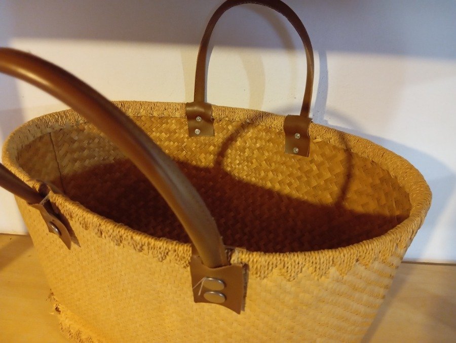 Canasta de mimbre tipo bolso grande con esterilla - imagen 3