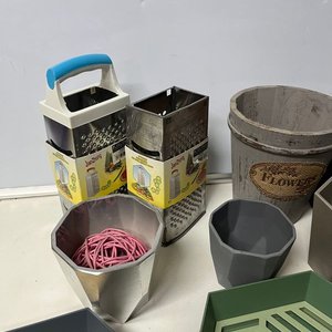 Lote Variado: 8 Macetas, 2 Ralladores, 4 Bandejas, 2 Perchas y 5 Carteras - imagen 7