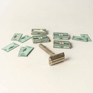 Máquina de afeitar antigua con 3 cajitas con repuesto de hoja Gillette  - imagen 2