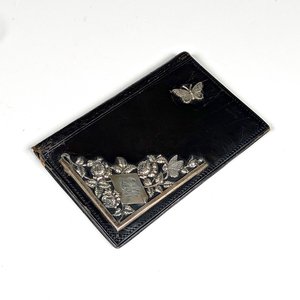 Lote siguiente: Tarjetero de Cuero y Plata con Diseño de Mariposa y Flores