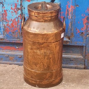 Tarro de Leche Antiguo de Bronce con Tapa y Cadena - imagen 1