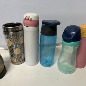 Escurridor de metal marrón con aceitera, vinagrera y 7 botellas/termos - imagen 5