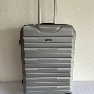 Lote siguiente: Valija Mediana Flieger Plateada Nueva 64cm