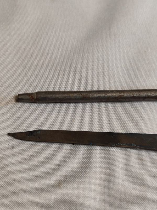 Cuchillo y Silla Antigua con Bronce - imagen 4