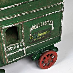 Antiguo Tranvía de Hierro Verde con Detalles Blancos - imagen 4